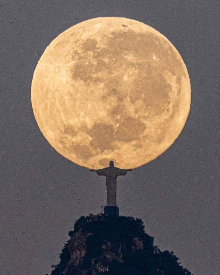 Rio le christ redempteur portant la lune